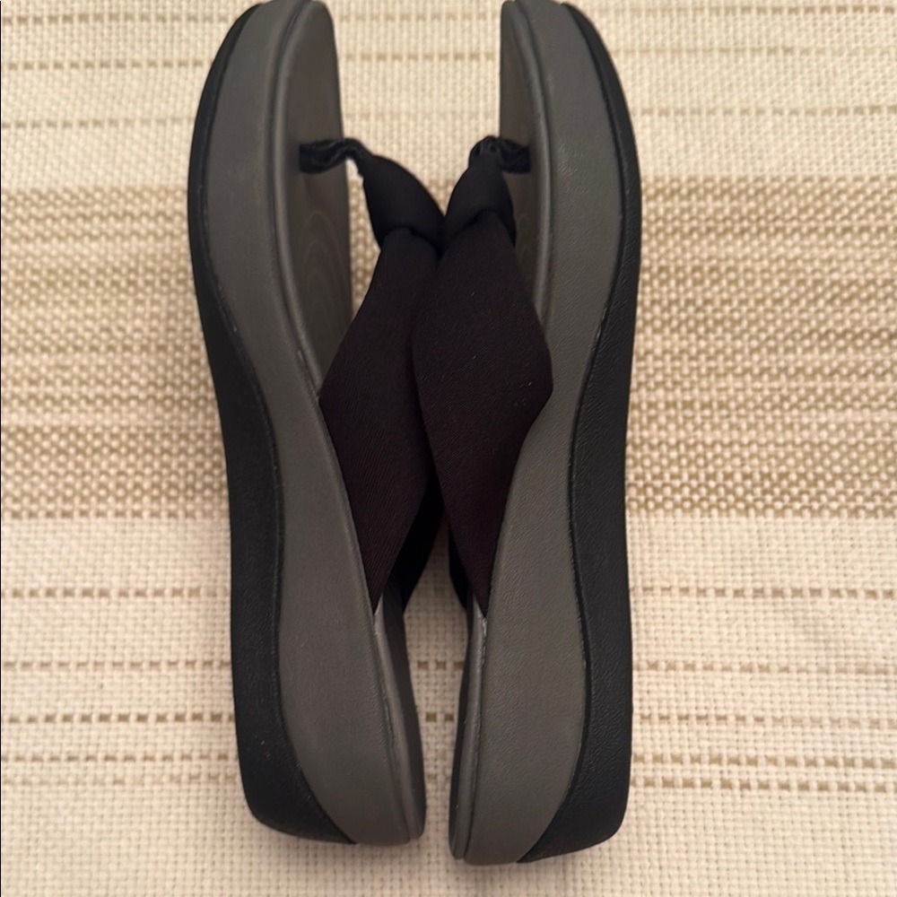 Clarks Black Women's Slippers - Picture 3 of 3